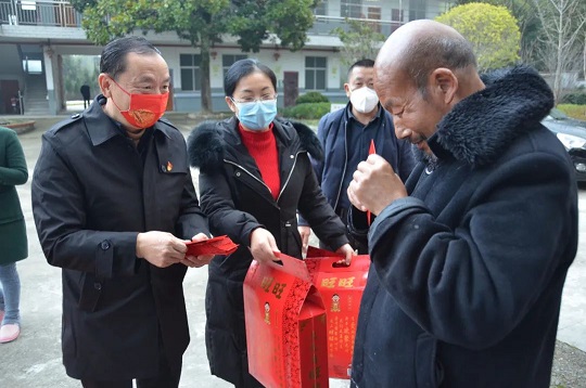 春節(jié)慰問孤寡老人 濃濃關(guān)懷倍暖人心